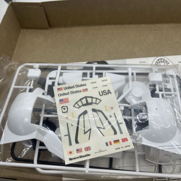 Hasegawa Minicraft Space Shuttle Plastic Model Kit #1198U - Picture 10 of 11